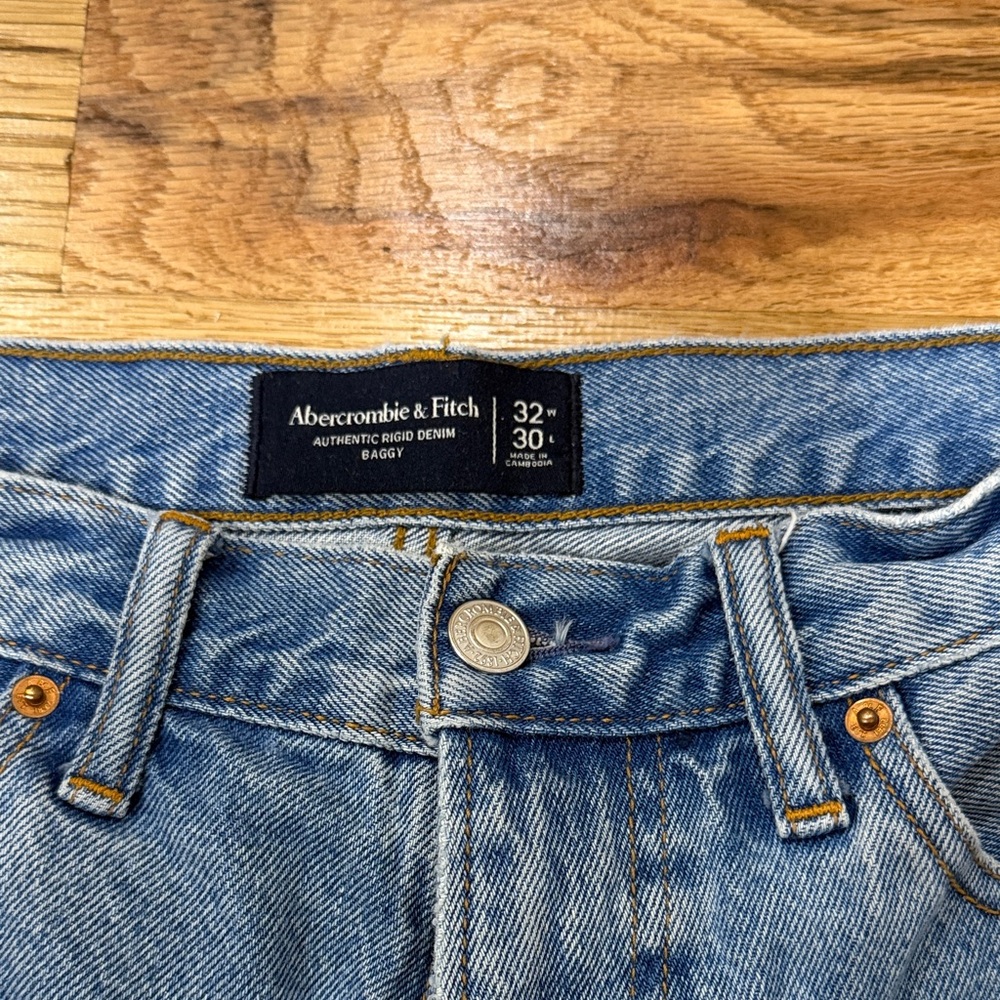 Abercrombie & Fitch Light Blue Relaxed Jeans 32x30 - Picture 2 of 4